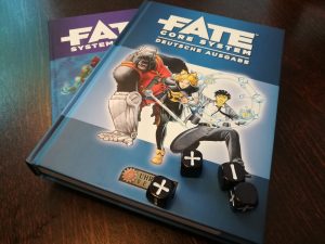 Fate-Würfel auf Fate-Büchern